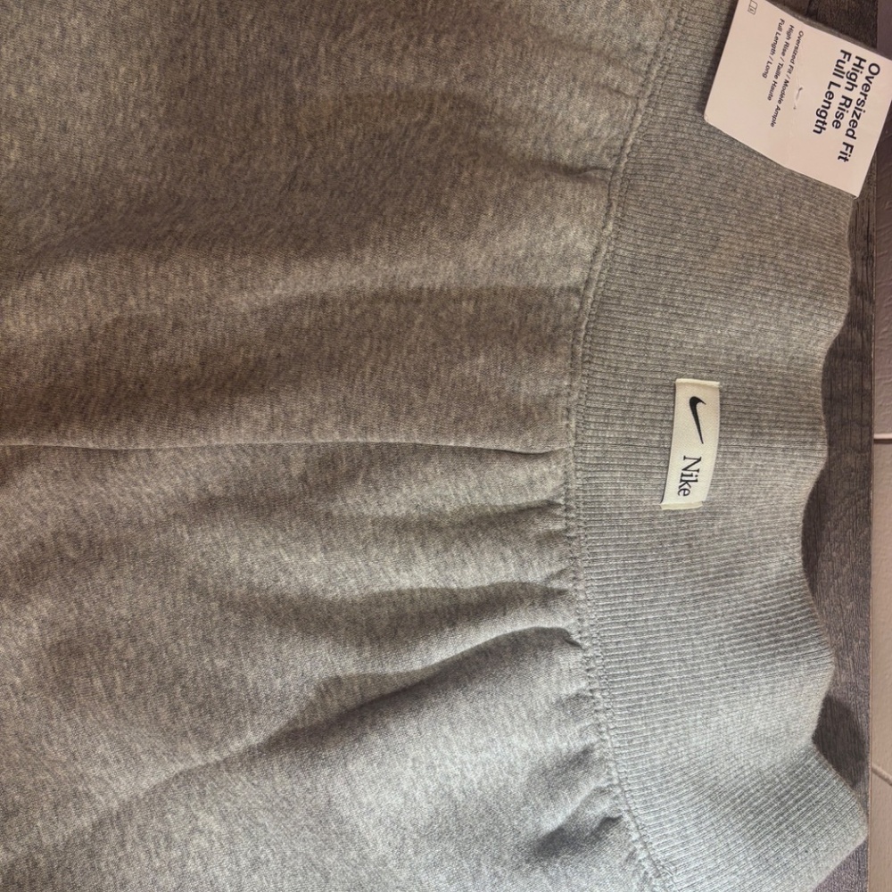 Small oversized Women’s Nike sweatpants - Picture 3 of 4